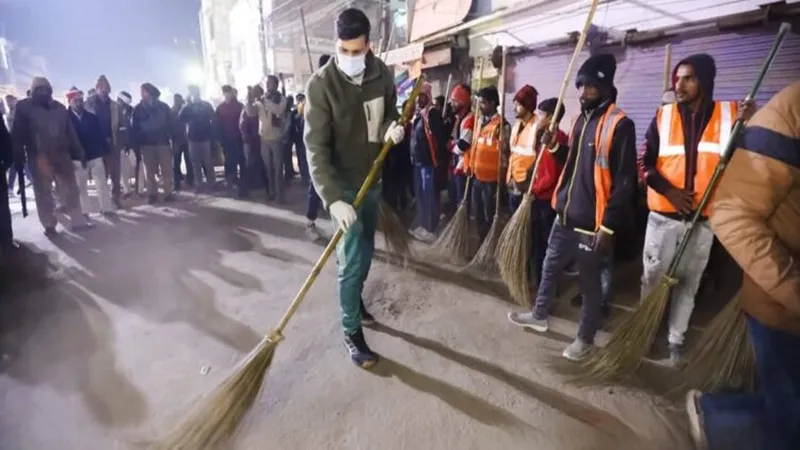 जौनपुर: जिलाधिकारी रविंद्र कुमार ने झाड़ू लगाकर की सफाई अभियान की शुरुआत