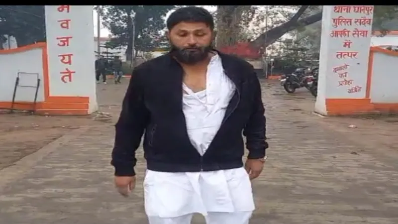 गोंडा: नाली निर्माण को लेकर ग्राम प्रधान से भिड़े ग्रामीण, लात घूंसों से जमकर पीटा