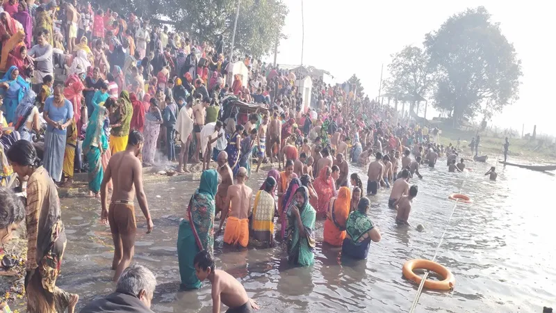 गोंडा: मौनी अमावस्या पर श्रद्धालुओं ने सरयू में लगाई आस्था की डुबकी, मेले में की खरीदारी 