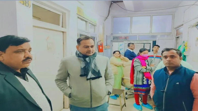 गोंडा: अस्पताल पहुंच डीपीओ ने जाना नवजात का हाल, गन्ने के खेत में मिला था शिशु 