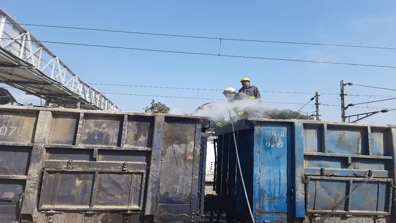 हरदोई रेलवे स्टेशन पर कोयला लदी मालगाड़ी में लगी आग, दो घंटे बाद दमकल कर्मियों ने पाया काबू