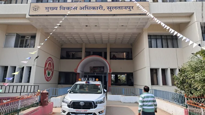 सुलतानपुर: फावड़ा और झाड़ू की जगह हाथ में माउस व फाइलें, बाबू बन दफ्तर का काम निपटा रहे सफाईकर्मी