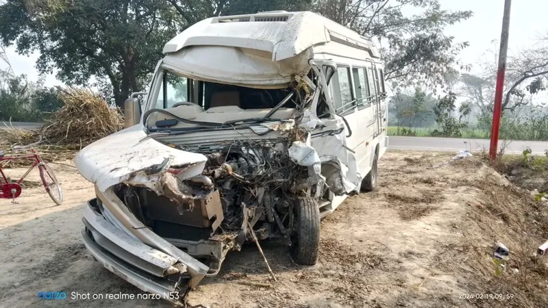 अयोध्या-प्रयागराज हाइवे पर गन्ना लदी ट्राली में भिड़ा गुजरात के श्रद्धालुओं का वाहन, 11 घायल