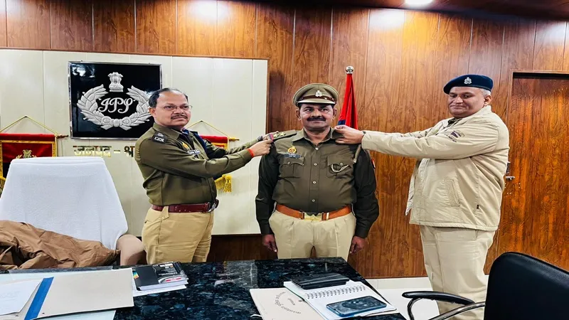 श्रावस्ती: तीन पुलिसकर्मियों की हुई पदोन्नति, पुलिस अधीक्षक और अपर पुलिस अधीक्षक ने पद चिन्ह लगाकर दी बधाई