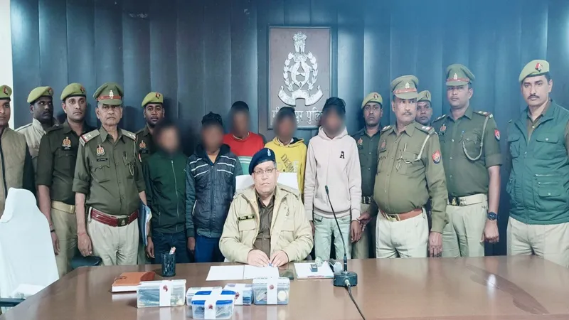 मीरजापुर: धोखाधड़ी कर नकली सोने की गिन्नी बेचकर ठगी करने वाले गैंग का पर्दाफाश, 5 शातिर गिरफ्तार