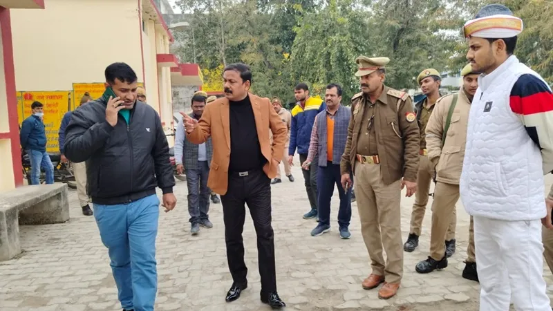 अंबेडकरनगर: सीएचसी में जलभराव और साफ-सफाई व्यवस्था पर बिफरे डीएम, मांगा जवाब