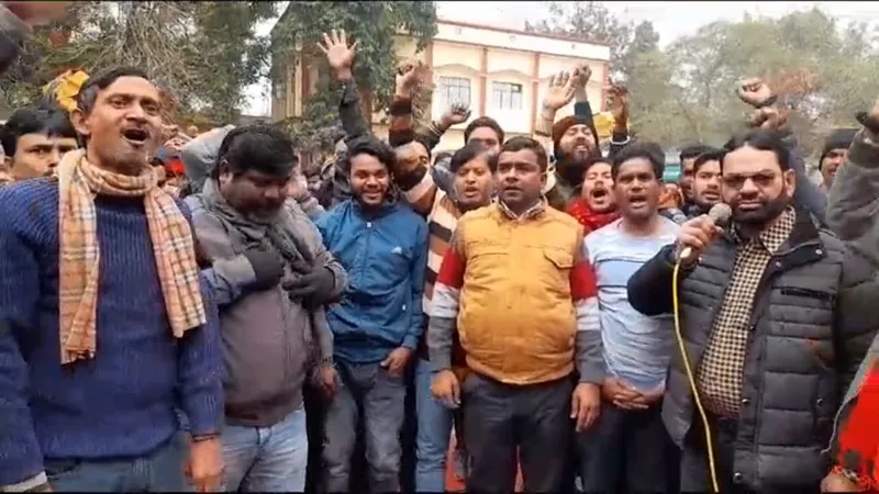 बहराइच: लंबित मांगों को लेकर नगर पालिका परिषद के कर्मचारियों ने दिया धरना, डीएम को सौंपा ज्ञापन 