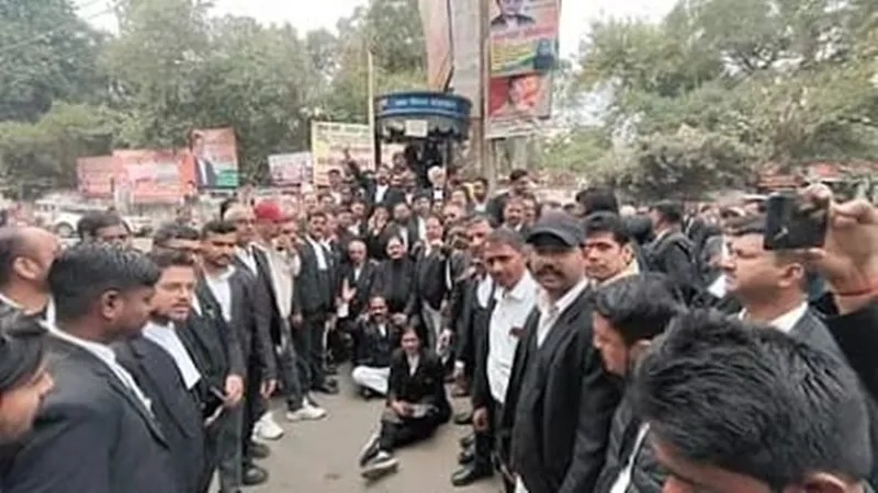 प्रयागराज: उत्पीड़न के खिलाफ सड़क पर उतरे अधिवक्ता, लगाया जाम, मान मनौव्वल में जुटे रहे अधिकारी