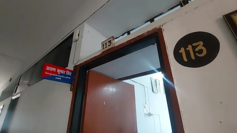 बाराबंकी: फरियादियों को भ्रमित कर रहा है विकास भवन का बोर्ड, सीडीओ का भी कमरा नंबर भी दिख रहा गलत 