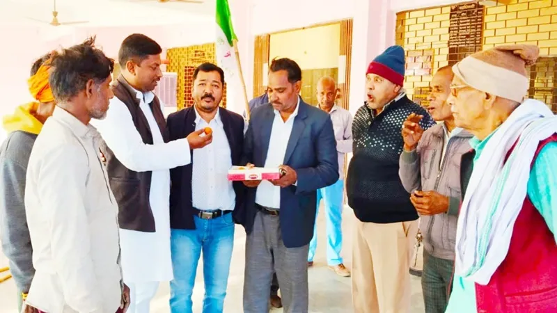 अयोध्या: किसानों के मसीहा को भारत रत्न पर रालोद में हर्ष, बांटी मिठाई 
