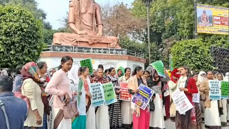 प्रयागराज: आशा बहू को थप्पड़ मारने वाले डॉक्टर बी पॉल ने मांगी मांफी, खत्म हुआ प्रदर्शन