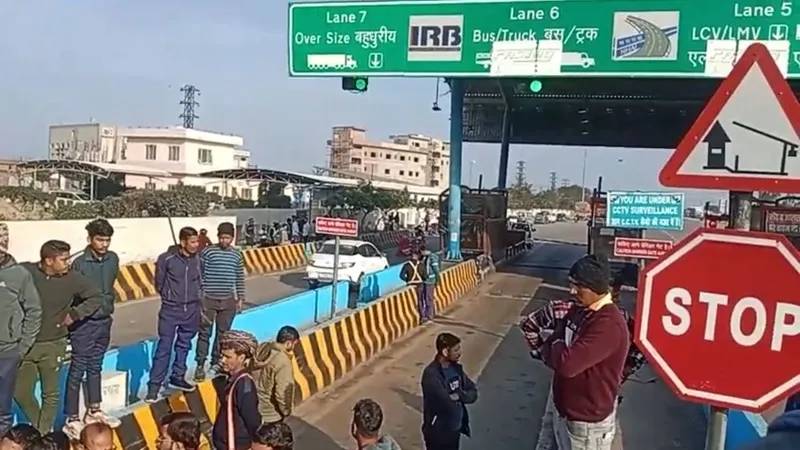 फिरोजाबाद: टूंडला टोल प्लाजा पर भिड़ गए युवा मोर्चा के पदाधिकारी और टोल कर्मी, युवा मोर्चा ने लगाया जाम, देखें वीडियो