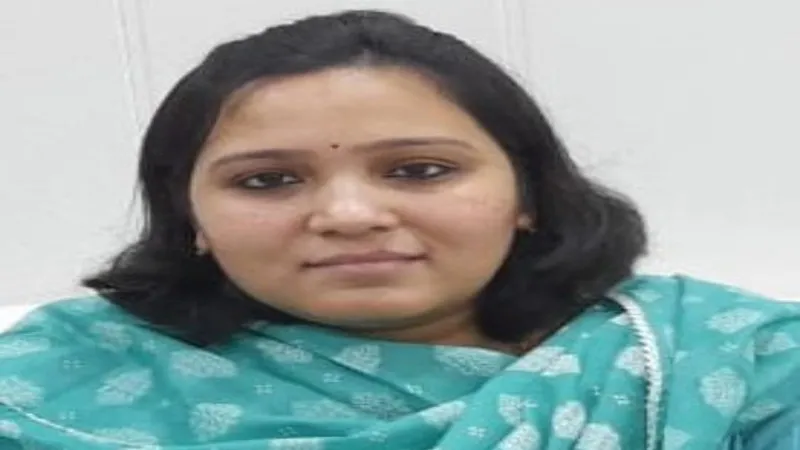 सुलतानपुर: डीएम के सामने रो पड़ी युवती, कहा- अगर युवक ने वायरल किया वीडियो तो... जानें पूरा मामला