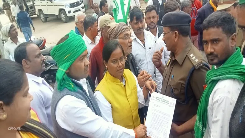 प्रयागराज: प्रशासन के आश्वासन पर पत्रकारों और किसान संगठनों का धरना हुआ समाप्त, जानें मामला
