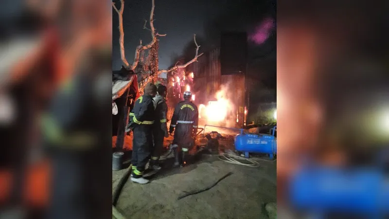 Etawah News: मोटरसाइकिल व स्कूटी से भरे कंटेनर में अचानक लगी भीषण आग; लगभग एक सैकड़ा वाहन जलकर खाक...