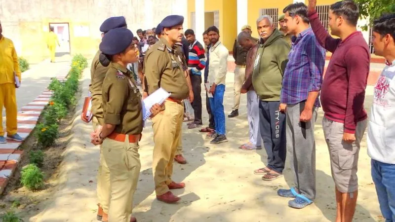 UP: बंदियों के परिजनों को जानकारी देने को लगेगा डिस्पले बोर्ड, पुलिस महानिदेशक कारागार प्रशासन ने माती जेल का किया निरीक्षण