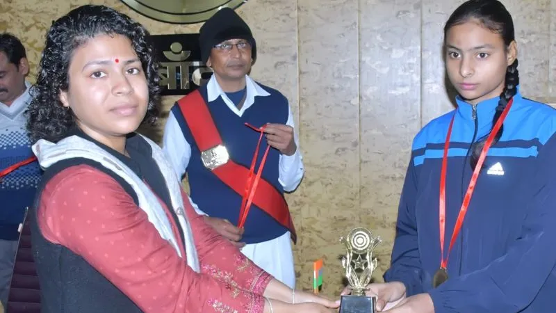Banda News: जिलाधिकारी दुर्गा शक्ति नागपाल ने कबड्डी के चार खिलाडियों को मेडल पहनाकर किया सम्मानित