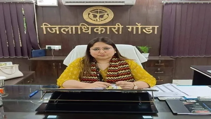 गोंडा: डीएम का बड़ा एक्शन, अपर उपजिलाधिकारी और तहसीलदार समेत 12 अधिकारियों को नोटिस, जवाब-तलब