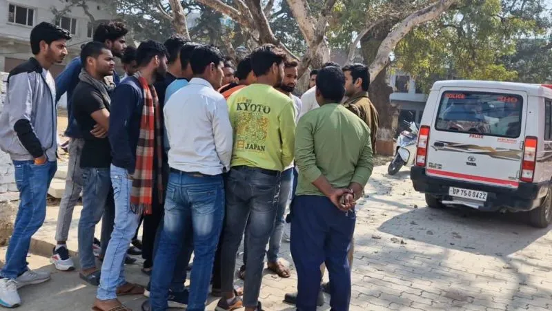 UP Police Exam: पेपर लीक होने पर विरोध में उतरे परीक्षार्थी... पुलिस के आते ही मची भगदड़, फिर हुआ ये