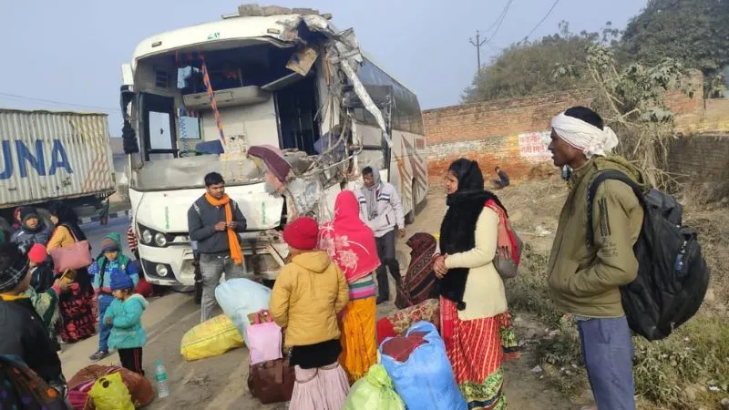 Etawah Accident: ट्रक को बचाने में स्लीपर बस दीवार में जा घुसी... हादसे के बाद मची चीख-पुकार, 70 सवारियां थी सवार
