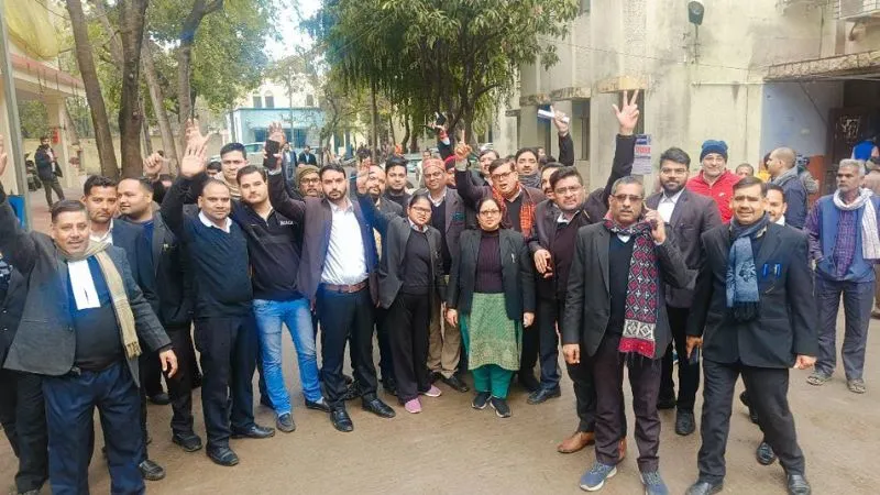 Etawah: SDM सैफई के विरोध में वकीलों ने की हड़ताल… डीएम को शिकायती पत्र देकर कार्रवाई की मांग