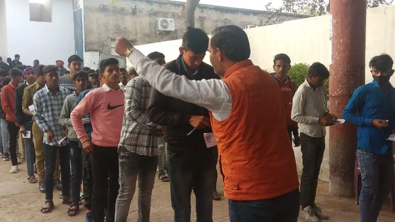 UP Board Exam: कड़ी सुरक्षा के बीच परीक्षार्थियों ने दी हाईस्कूल की परीक्षा, कक्ष में प्रवेश से पहले हुई तलाशी