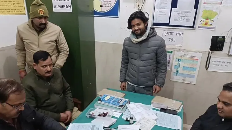 Farrukhabad News: झगड़ा कर रहे दबंगों ने पुलिस के साथ की हाथापाई… तीन गिरफ्तार