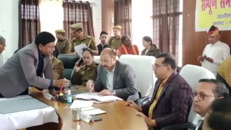 UP: सम्पूर्ण समाधान दिवस में डीएम के तल्ख दिखे तेवर…इस बात को लेकर राजस्व निरीक्षक को किया सस्पेंड 