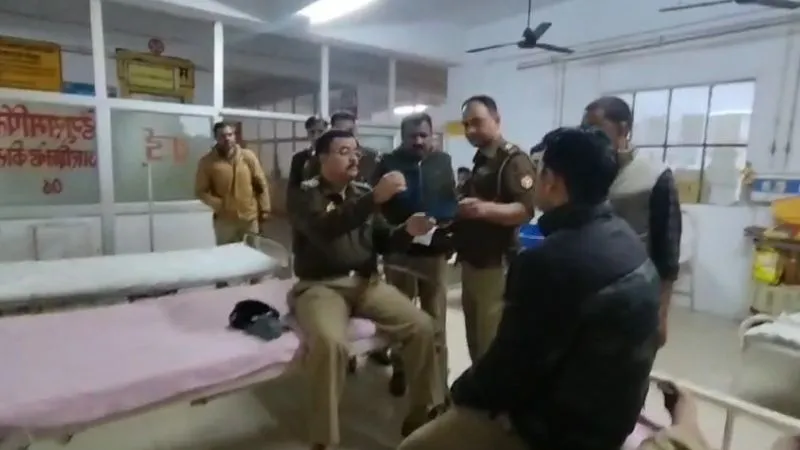 Fatehpur Accident: कार ने ड्यूटी पर जा रहे दो पुलिसकर्मी को मारी टक्कर... घायल, हादसे के बाद चालक वाहन लेकर फरार
