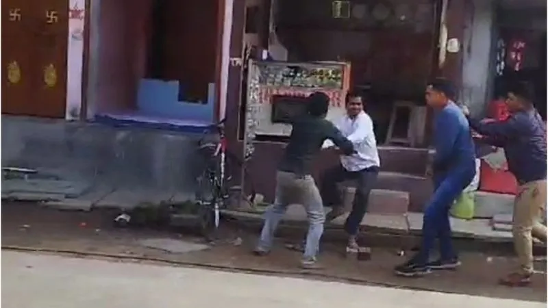 Fatehpur News: युवक ने पुलिसकर्मी का कॉलर पकड़ा… लात-घूसों से किया हमला, घटना का Video वायरल