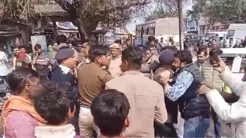 Jalaun News: ट्रैफिक पुलिस को चालान करना पड़ रहे भारी... विद्यार्थी परिषद के कार्यकर्ताओं ने की मारपीट, देखें- VIDEO