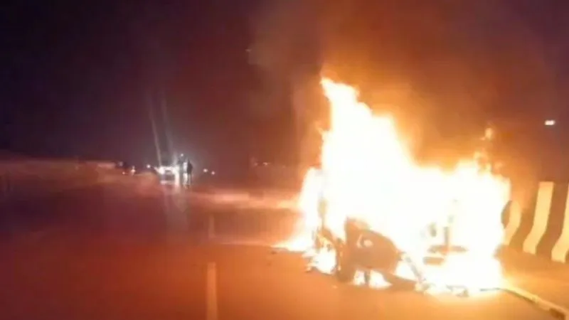 Kanpur Fire: चलती कार बनी आग का गोला...चालक ने कूदकर बचाई जान, धूं-धूं कर जली, देखें- VIDEO
