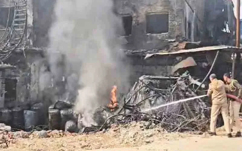 शिमलाः झाड़माजरी परफ्यूम फैक्ट्री में आठ दिन बाद फिर भड़की आग, लगी कार्य पर रोक