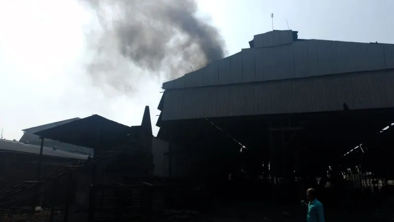 Unnao Fire: लोहे के एंगल बनाने वाली फैक्ट्री में लगी भीषण आग... धुएं का गुबार, श्रमिकों ने बाहर निकलकर बचाई जान