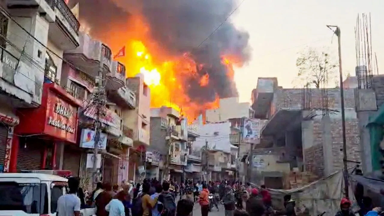 दिल्ली: अलीपुर इलाके में पेंट की फैक्ट्री में आग, मृतक संख्या बढ़कर हुई 11 