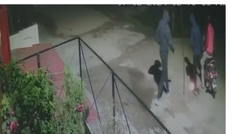 Kanpur: स्कूटी सवार बदमाशों का आतंक... शिक्षक के घर पर पथराव कर आग लगाने का किया प्रयास, वारदात CCTV में कैद