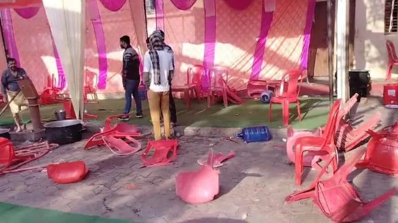 Farrukhabad: गर्म रोटी न मिलने पर बारातियों ने कन्या पक्ष के लोगों को जमकर पीटा... कुर्सियां फेंककर की तोड़फोड़