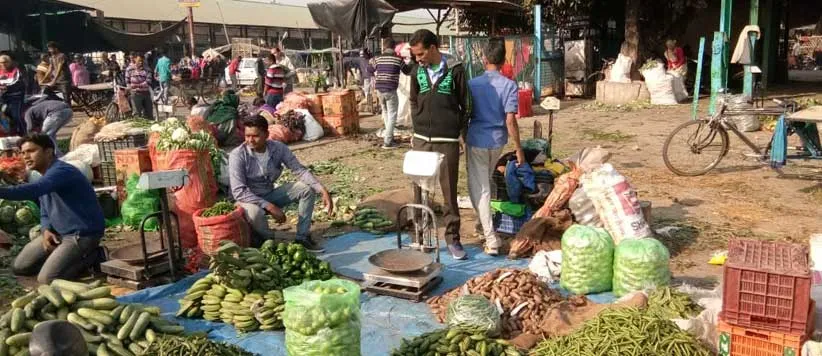हल्द्वानी: कर्फ्यू हल्द्वानी में, असर पहाड़ तक...पहाड़ के सब्जी कारोबारी कम संख्या में पहुंच रहे मंडी 