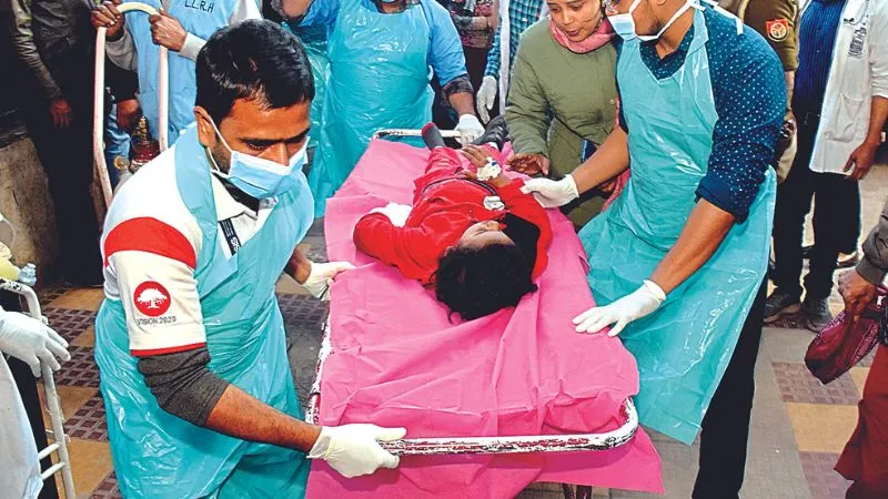 Kanpur Araul Accident: बच्चों को जाना था घर, पहुंच गए अस्पताल... हैलट में मची चीत्कार, दर्द भरा मंजर देख सिहर उठे लोग...