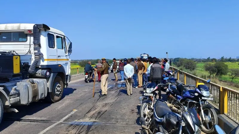 Hamirpur: ट्रक की टक्कर से स्कूटी में लगी आग... महिला की मौत, पति व नातिन झुलसे, हादसे के बाद हाईवे पर लगा जाम