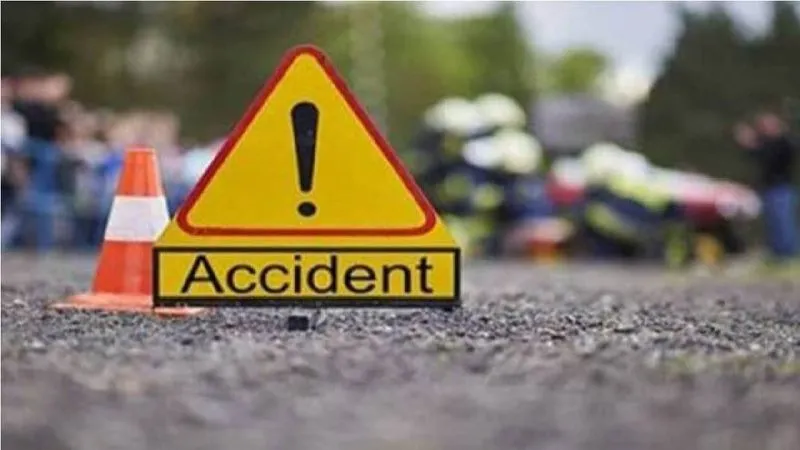 आंध्र प्रदेश में भीषण सड़क हादसा, दो ट्रक और बस की टक्कर में 6 की मौत और कई घायल