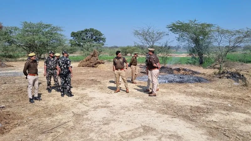 Etawah: पुआल के ढेर में मिला जला हुआ मानव कंकाल… ग्रामीणों ने महिला को जलाकर मारने का लगाया आरोप