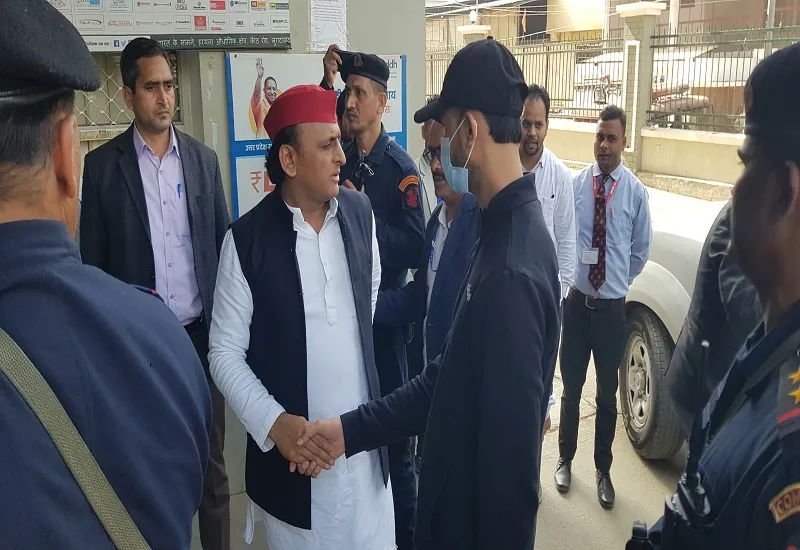 मुरादाबाद : अस्पताल में भर्ती सम्भल के सांसद डॉ. शफीकुर्रहमान बर्क से मिले अखिलेश, जाना हाल