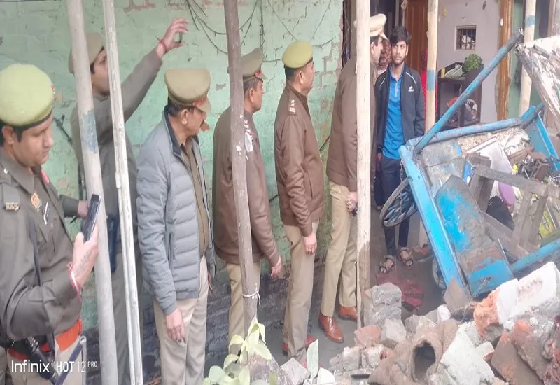 संभल : तेज धमाके के साथ फटा गैस सिलेंडर, पिता पुत्र घायल, दो मकान क्षतिग्रस्त