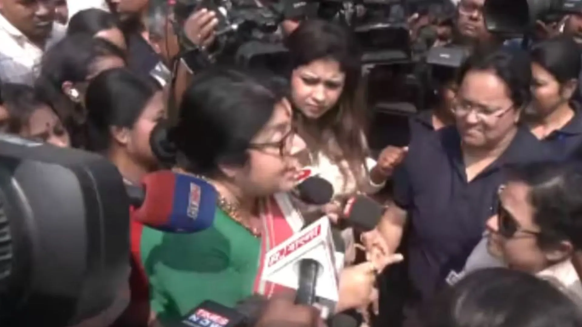 बंगाल : BJP के महिला प्रतिनिधिमंडल को संदेशखाली जाने से पुलिस ने कोलकाता में ही रोका