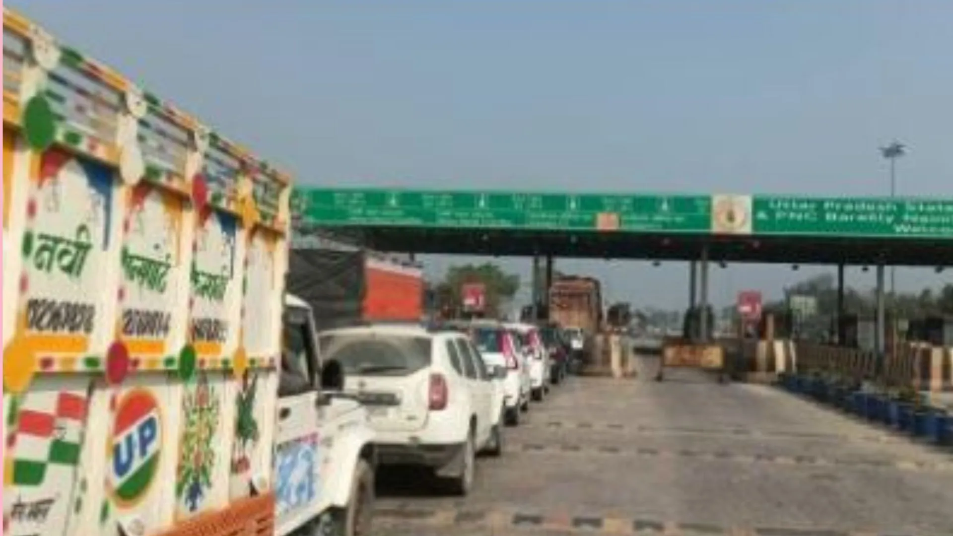Bareilly News: दोहना टोल प्लाजा की दस लेन, चला रहे हैं सिर्फ छह, जाम झेल रही है जनता