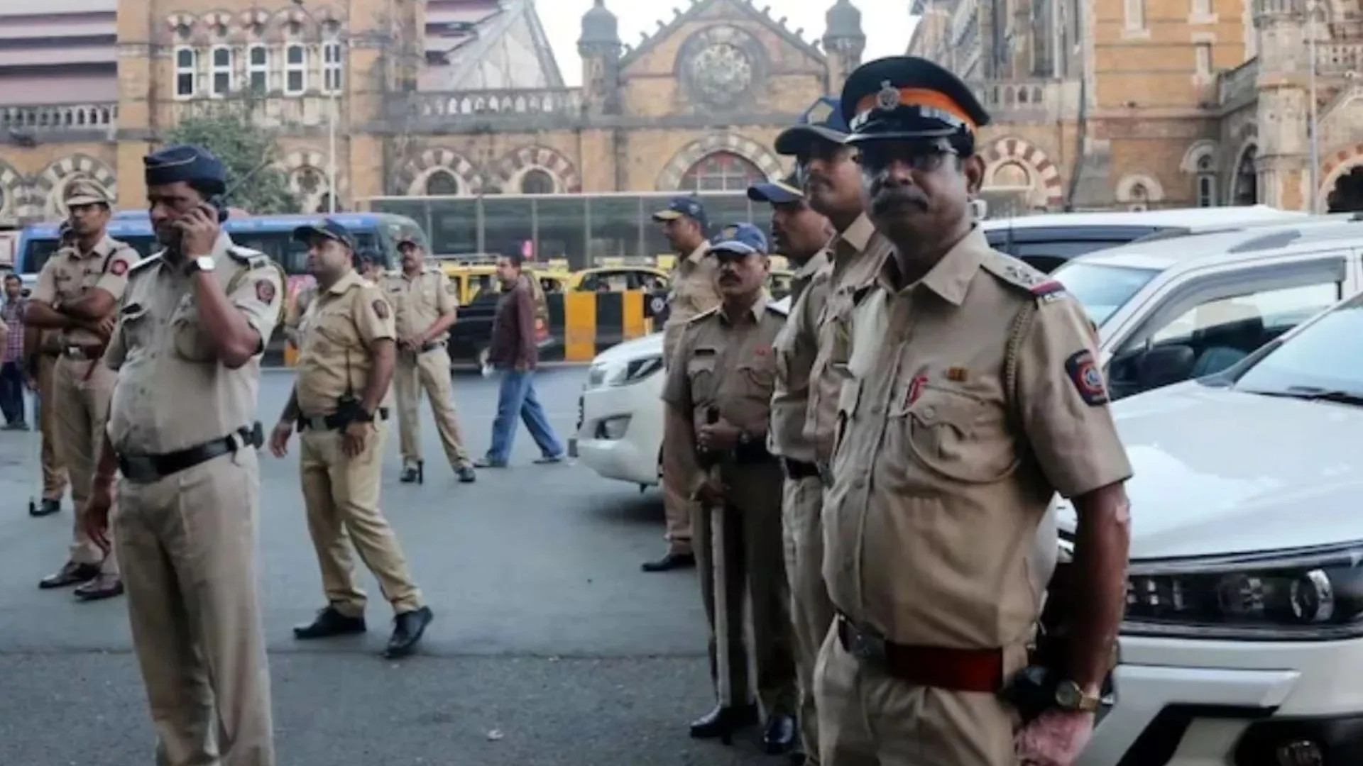 मुंबई पुलिस को आया धमकी भरा मैसेज, लिखा- शहर में 6 स्थानों पर रखे गए हैं बम...जांच जारी  