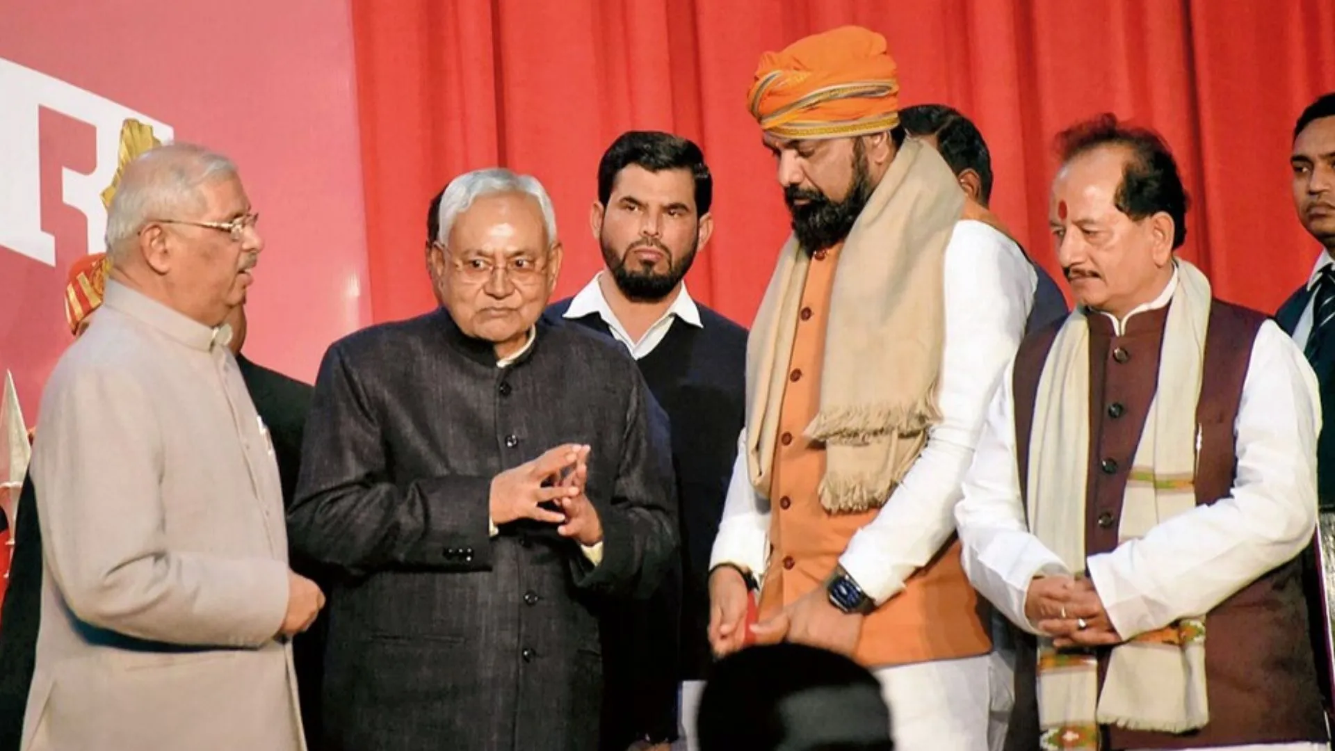 बिहार की NDA सरकार में मंत्रालयों का बंटवारा, नीतीश ने गृह विभाग अपने पास रखा, डिप्टी सीएम को मिली ये जिम्मेदारी