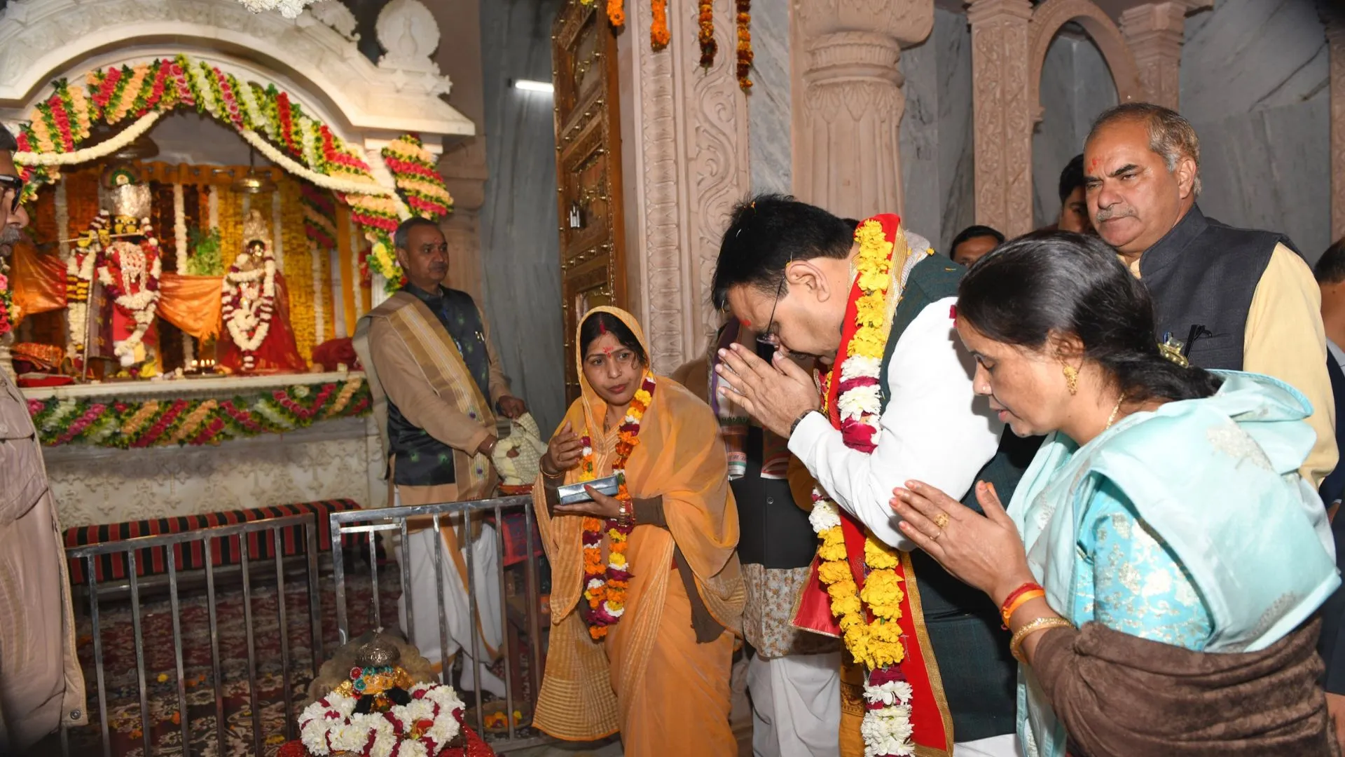 मुख्यमंत्री भजनलाल ने बांके बिहारी मंदिर में किए दर्शन, पत्नी गीता भी रहीं साथ 