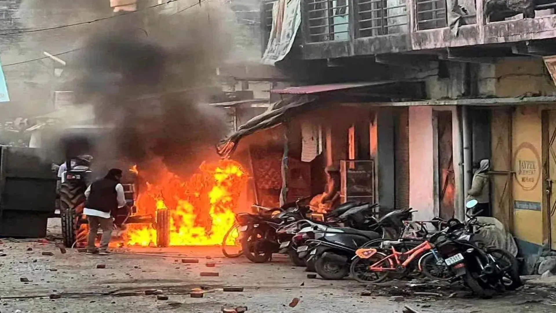 Haldwani Violence: कर्फ्यू जारी...6 की मौत, स्कूल-कॉलेज, बाजार और इंटरनेट बंद, 6 हजार लोगों पर FIR